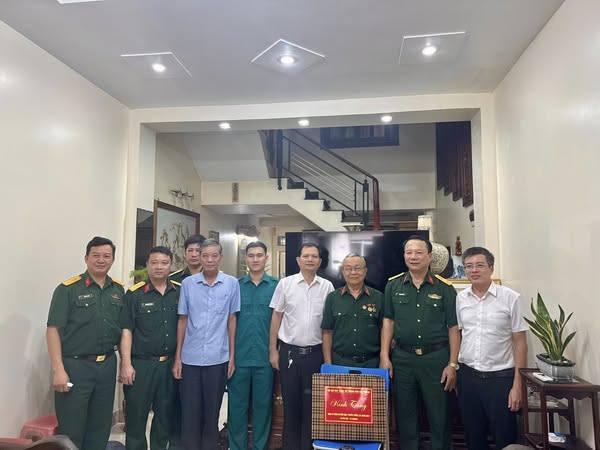 BỘ CHQS TP. HẢI PHÒNG THĂM, TẶNG QUÀ ĐỐI TƯỢNG CHÍNH SÁCH NHÂN DỊP KỶ NIỆM 80 NĂM NGÀY TRUYỀN THỐNG LỰC LƯỢNG VŨ TRANG QUÂN KHU