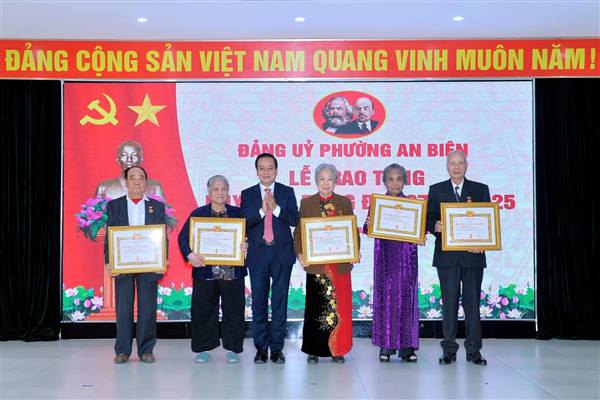 Đảng ủy phường An Biên trao tặng Huy hiệu Đảng Đợt 7/11/2025 cho 87 đảng viên