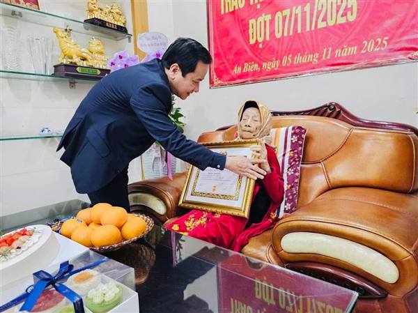 LÃNH ĐẠO ĐẢNG UỶ PHƯỜNG AN BIÊN TRAO HUY HIỆU ĐẢNG TẠI NHÀ CHO ĐẢNG VIÊN CAO TUỔI ĐẢNG ĐỢT 07/11/2025