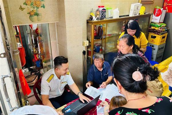 PHƯỜNG AN BIÊN TIẾP TỤC TRIỂN KHAI CÀI ĐẶT ỨNG DỤNG ETAXMOBILE, HỖ TRỢ NHÂN DÂN NỘP THUẾ SỬ DỤNG ĐẤT PHI NÔNG NGHIỆP