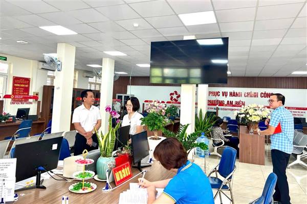 ĐỒNG CHÍ BÍ THƯ ĐẢNG ỦY PHƯỜNG KIỂM TRA CÔNG TÁC VẬN HÀNH CỔNG DỊCH VỤ CÔNG QUỐC GIA MỚI TẠI TRUNG TÂM PHỤC VỤ HÀNH CHÍNH CÔNG