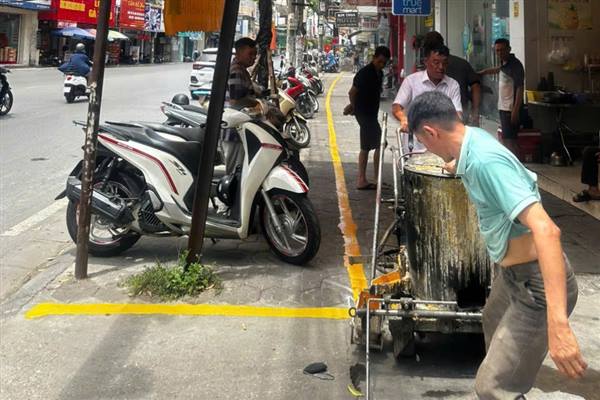 UBND PHƯỜNG AN BIÊN TRIỂN KHAI KẺ VẠCH SƠN TRÊN CÁC TUYẾN ĐƯỜNG TRẦN NGUYÊN HÃN, CHỢ ĐÔN, VÕ NGUYÊN GIÁP