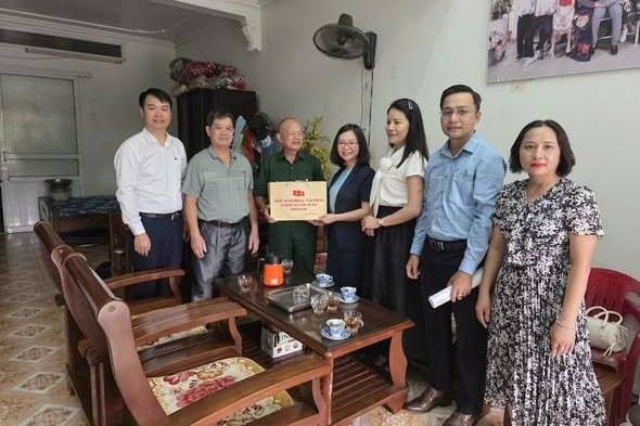 Đoàn công tác số 3 của Đảng ủy - HĐND - UBND - UBMTTQ Việt Nam phường An Biên thăm, tặng quà gia đình chính sách nhân kỷ niệm 79 năm Ngày Thương binh - Liệt sĩ.