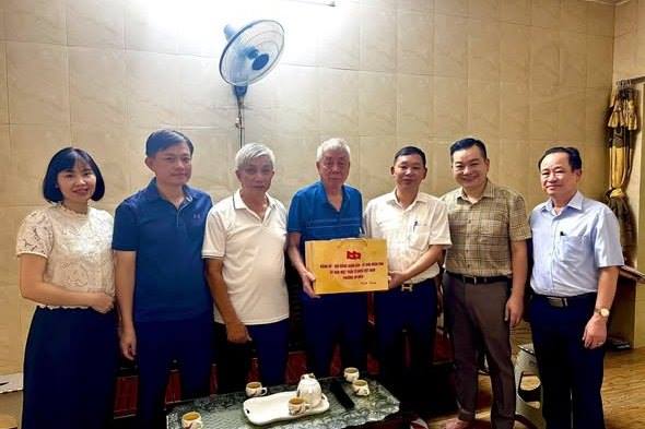 Ấm áp chương trình thăm, tặng quà các gia đình người có công với cách mạng, thân nhân liệt sĩ trên địa bàn phường An Biên.