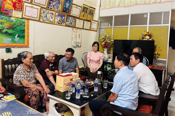 Đoàn công tác số 7 của Đảng ủy - HĐND - UBND - UBMTTQ Việt Nam phường An Biên thăm, tặng quà gia đình chính sách nhân kỷ niệm 79 năm Ngày Thương binh - Liệt sĩ.