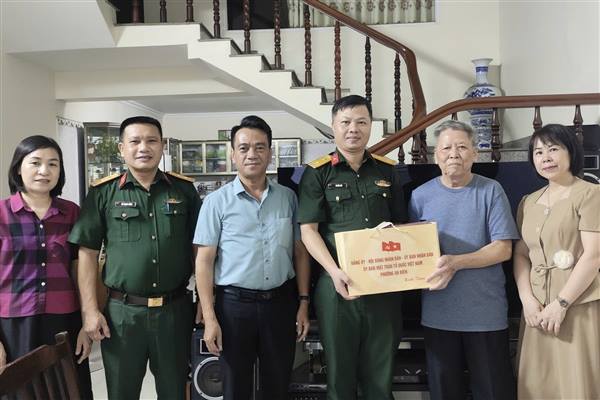 ĐOÀN CÔNG TÁC SỐ 6 THĂM, TẶNG QUÀ CÁC GIA ĐÌNH NGƯỜI CÓ CÔNG NHÂN KỶ NIỆM 79 NĂM NGÀY THƯƠNG BINH - LIỆT SĨ (27/7/1947 - 27/7/2026)