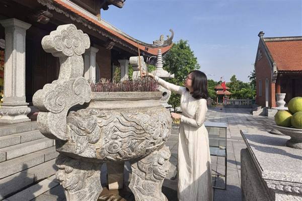 CÁN BỘ NỮ VÀ CÁN BỘ HỘI LHPN PHƯỜNG AN BIÊN DÂNG HƯƠNG TƯỞNG NIỆM  CÁC ANH HÙNG LIỆT SĨ NHÂN KỶ NHIỆM 79 NĂM NGÀY THƯƠNG BINH - LIỆT SĨ  (27/7/1947 – 27/7/2026)