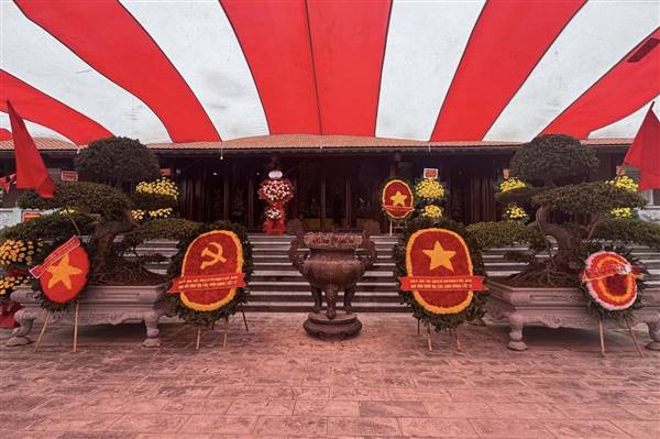 ĐỀN LIỆT SĨ PHƯỜNG AN BIÊN - LÊ CHÂN ĐÓN CÁC ĐOÀN ĐẠI BIỂU ĐẾN DÂNG HƯƠNG, DÂNG HOA TƯỞNG NIỆM CÁC ANH HÙNG LIỆT SĨ