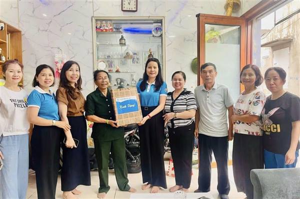 HỘI LHPN PHƯỜNG AN BIÊN THĂM, TẶNG QUÀ TRI ÂN NỮ CÁN BỘ, HỘI VIÊN BỆNH BINH, CỰU THANH NIÊN XUNG PHONG, GIA ĐÌNH NGƯỜI CÓ CÔNG.