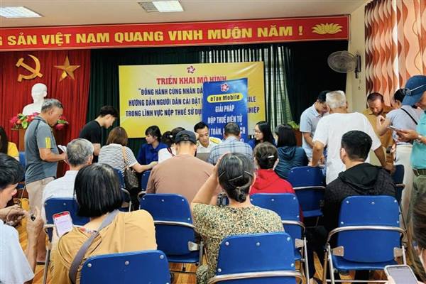 PHƯỜNG AN BIÊN TIẾP TỤC TRIỂN KHAI MÔ HÌNH “ĐỒNG HÀNH CÙNG NHÂN DÂN CHUYỂN ĐỔI SỐ”, HỖ TRỢ CÀI ĐẶT ỨNG DỤNG NỘP THUẾ