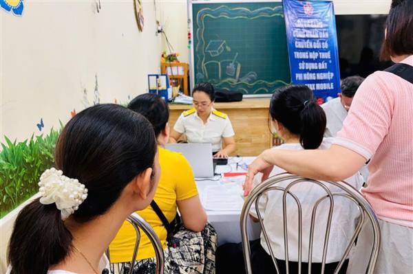 PHƯỜNG AN BIÊN TIẾP TỤC TRIỂN KHAI MÔ HÌNH " ĐỒNG HÀNH CÙNG NHÂN DÂN CHUYỂN ĐỔI SỐ", HỖ TRỢ CÀI ĐẶT ỨNG DỤNG ETAX MOBILE