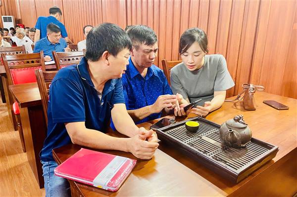 PHƯỜNG AN BIÊN: CÁC TỔ CÔNG TÁC SỐ ĐỒNG LOẠT HỖ TRỢ CÁC CHI BỘ TỔ DÂN PHỐ TRIỂN KHAI MÔ HÌNH “ĐỒNG HÀNH XÂY DỰNG CHI BỘ SỐ”