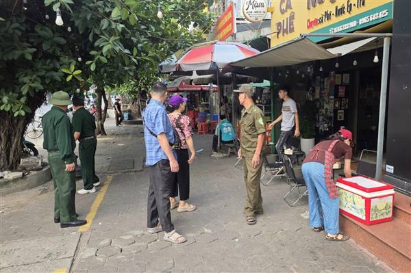 CÁN BỘ, CÔNG CHỨC CƠ QUAN UỶ BAN MTTQ VIỆT NAM PHƯỜNG CÙNG CÁN BỘ TỔ DÂN PHỐ TÍCH CỰC TUYÊN TRUYỀN, VẬN ĐỘNG NHÂN DÂN THỰC HIÊN MÔ HÌNH “VỈA HÈ SẠCH ĐẸP- NGƯỜI ĐI BỘ AN TOÀN”
