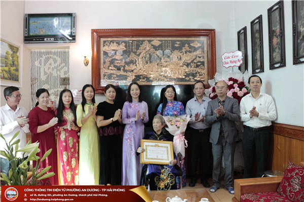 ĐẢNG ỦY PHƯỜNG AN DƯƠNG TRAO TẶNG HUY HIỆU ĐẢNG ĐỢT 07/11/2025