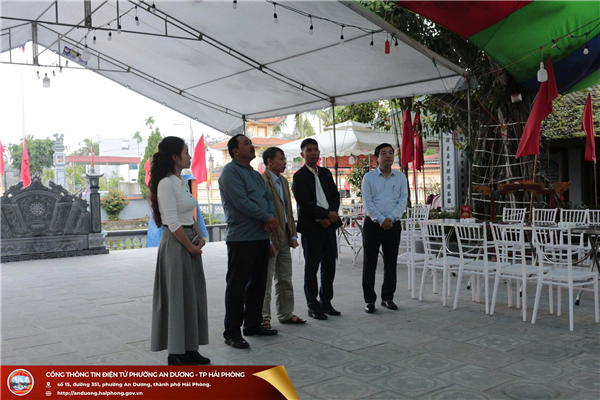 Đồng chí Vũ Mạnh Hùng – Phó Chủ tịch UBND phường kiểm tra công tác chuẩn bị Lễ hội “Mừng cơm gạo mới” tại Đình Quỳnh Hoàng