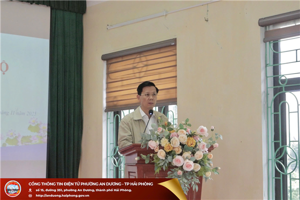 Đồng chí Bùi Tiến Phong - Phó Bí thư Đảng ủy, Chủ tịch UBND phường An Dương dự sinh hoạt chi bộ thường kỳ tháng 11 tại Trường THCS Tân Tiến