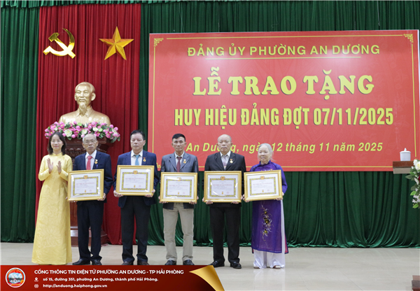 PHƯỜNG AN DƯƠNG TỔ CHỨC LỄ TRAO TẶNG HUY HIỆU ĐẢNG ĐỢT 07/11/2025