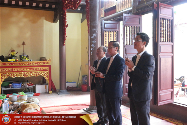 LÃNH ĐẠO PHƯỜNG AN DƯƠNG DÂNG HƯƠNG TẠI CÁC DI TÍCH LỊCH SỬ - VĂN HÓA TRÊN ĐỊA BÀN