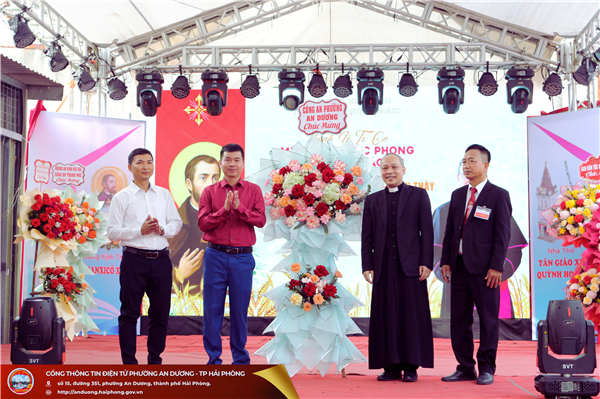 ĐOÀN CÔNG TÁC PHƯỜNG AN DƯƠNG THĂM, TẶNG HOA CHÚC MỪNG GIÁO HỌ QUỲNH HOÀNG ĐƯỢC NÂNG CẤP THÀNH GIÁO XỨ QUỲNH HOÀNG