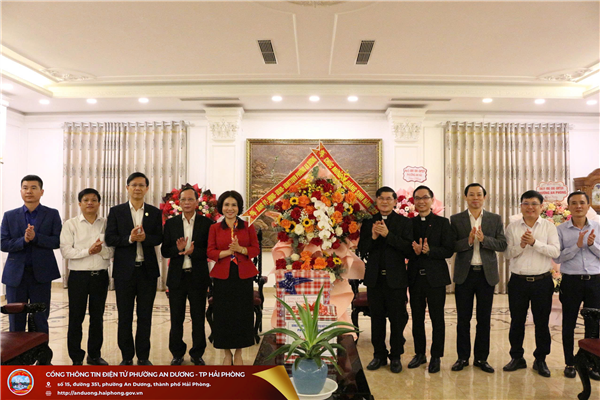 Phường An Dương thăm, tặng quà các cơ sở Công giáo nhân dịp Lễ Giáng sinh năm 2025