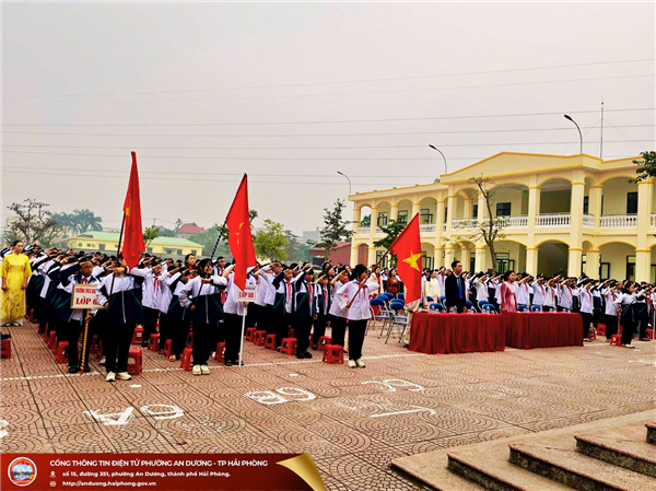 LỄ CHÀO CỜ THÁNG 12 GẮN VỚI CHUYÊN ĐỀ TUYÊN TRUYỀN PHÒNG CHỐNG MA TÚY TẠI TRƯỜNG TRUNG HỌC CƠ SỞ QUỐC TUẤN