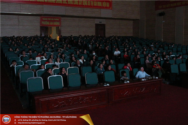 Tối ngày 20/12, phường An Dương đã tổ chức buổi chiếu phim miễn phí bộ phim Địa đạo nhằm phục vụ nhu cầu hưởng thụ văn hóa tinh thần của Nhân dân trên địa bàn.