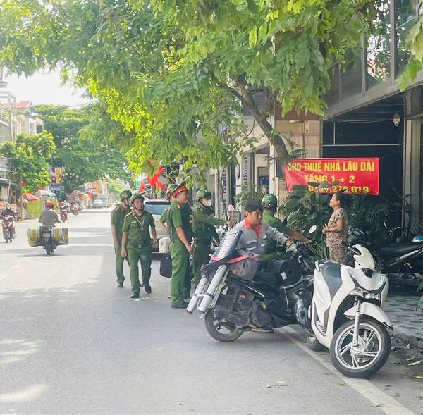 Công an phường An Dương đẩy mạnh tuần tra, kiểm soát trật tự trên địa bàn sau khi sáp nhập đơn vị hành chính
