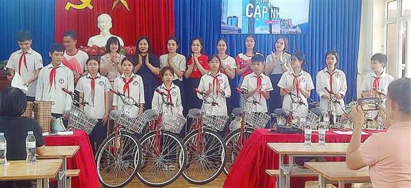 Công ty Bảo hiểm nhân thọ AIA Việt Nam trao tặng xe đạp cho học sinh có hoàn cảnh khó khăn