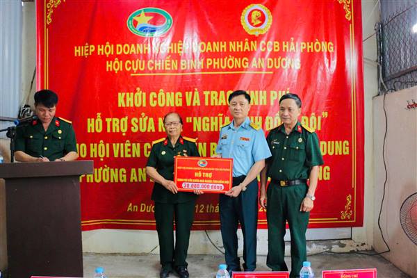 Hội Doanh nghiệp, Doanh nhân Cựu chiến binh thành phố Hải Phòng trao kinh phí hỗ trợ sửa chữa nhà “Nghĩa tình đồng đội” cho hội viên Cựu chiến binh Nguyễn Thị Dung, tổ dân phố Hòa Nhất
