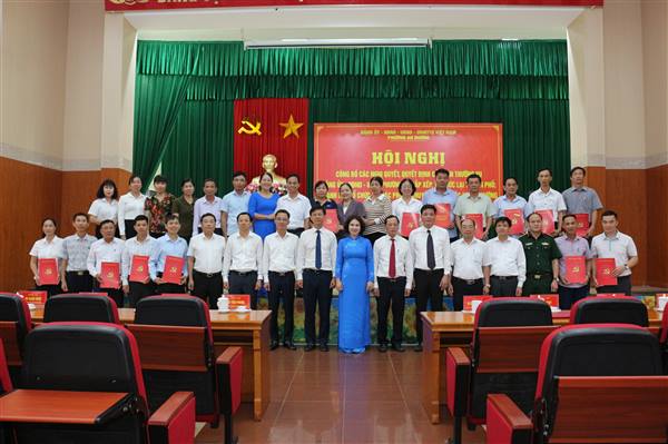 PHƯỜNG AN DƯƠNG TỔ CHỨC HỘI NGHỊ CÔNG BỐ CÁC NGHỊ QUYẾT, QUYẾT ĐỊNH VỀ SẮP XẾP, TỔ CHỨC LẠI TỔ DÂN PHỐ; THÀNH LẬP, TỔ CHỨC LẠI CÁC PHÒNG CHUYÊN MÔN THUỘC PHƯỜNG