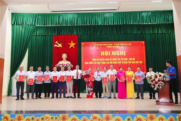 PHƯỜNG AN DƯƠNG CÔNG BỐ CÁC QUYẾT ĐỊNH VỀ TỔ CHỨC, CÁN BỘ MẶT TRẬN VÀ CÁC ĐOÀN THỂ TẠI CÁC TỔ DÂN PHỐ SAU SẮP XẾP