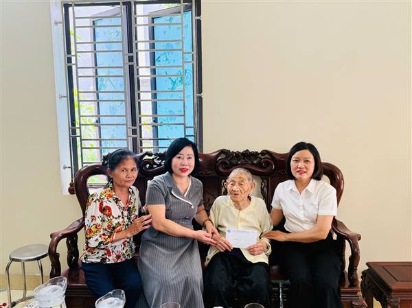 HỘI LIÊN HIỆP PHỤ NỮ PHƯỜNG AN DƯƠNG THĂM, TẶNG QUÀ MẸ VIỆT NAM ANH HÙNG VÀ CÁC GIA ĐÌNH CHÍNH SÁCH NHÂN DỊP 79 NĂM NGÀY THƯƠNG BINH - LIỆT SĨ