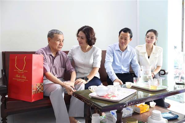Đoàn lãnh đạo phường An Dương thăm, tặng quà người có công và gia đình chính sách nhân kỷ niệm 79 năm Ngày Thương binh - Liệt sĩ