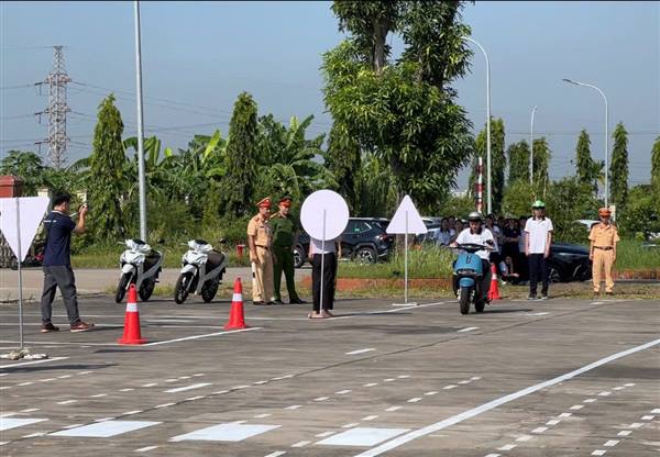 PHƯỜNG AN DƯƠNG: RA QUÂN “CHIẾN DỊCH ĐÀO TẠO KỸ NĂNG LÁI XE MÔ TÔ, XE GẮN MÁY AN TOÀN” CHO HỌC SINH THPT AN HẢI