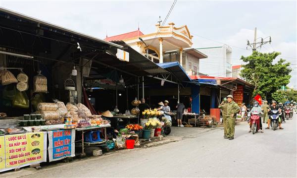 Uỷ ban nhân dân phường An Hải chỉ đạo các lực lượng chức năng ra quân xử lý các trường hợp vi phạm hành lang An toàn giao thông trên địa bàn