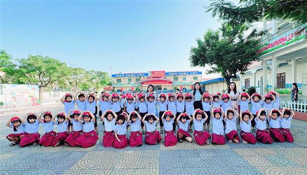 Trường tiểu học Đồng Thái kết hợp cùng Công Ty HONDA VIỆT NAM trao tặng mũ bảo hiểm cho học sinh lớp 1