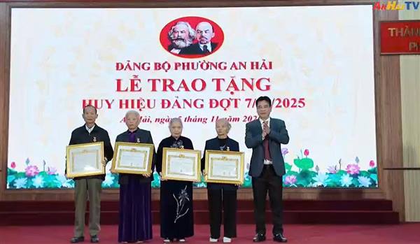 Đảng bộ phường An Hải tổ chức Lễ trao tặng Huy hiệu Đảng đợt 7/11/2025