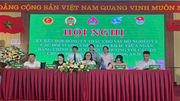 Phòng giao dịch NHCSXH An Dương đã phối hợp với các tổ chức Đoàn thể phường An Hải tổ chức Lễ ký kết Hợp đồng ủy thác
