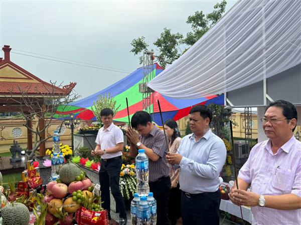 Đoàn đại biểu lãnh đạo phường An Hải dâng hương tưởng niệm các Anh hùng liệt sỹ tại Nhà tưởng niệm đồng chí Nguyễn Đức Cảnh và các nghĩa trang liệt sĩ trên địa bàn phường