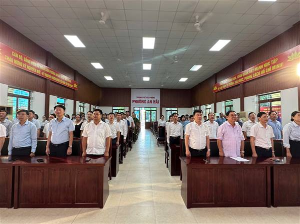 Phường An Hải tổ chức lễ chào cờ đầu tháng 8/2025 và khen thưởng tập thể, cá nhân có thành tích xuất sắc