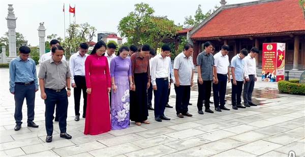 Đoàn lãnh đạo phường An hải dâng hương tưởng niệm các anh hùng liệt sĩ trước thềm diễn ra Đại hội
