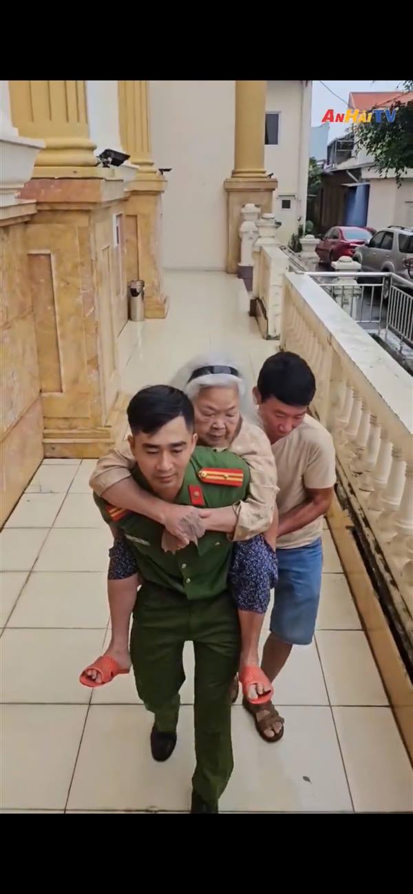 Những hình ảnh đẹp của cán bộ, chiến sĩ Công an phường An Hải tận tình hỗ trợ các thân nhân liệt sĩ  trong buổi thu nhận mẫu giám định ADN