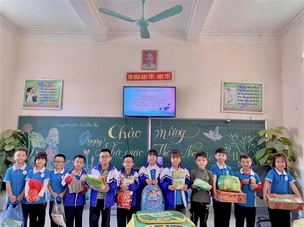 LIÊN ĐỘI TRƯỜNG TH & THCS LÊ KHẮC CẨN HƯỚNG VỀ ĐỒNG BÀO VÙNG LŨ