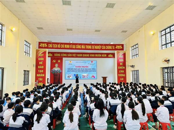 ĐOÀN TNCS HỒ CHÍ MINH XÃ AN HƯNG PHỐI HỢP TỔ CHỨC CHƯƠNG TRÌNH TUYÊN TRUYỀN PHỔ BIẾN PHÁP LUẬT VỀ AN TOÀN GIAO THÔNG VÀ KỸ NĂNG AN TOÀN TRÊN KHÔNG GIAN MẠNG - HƯỞNG ỨNG NGÀY PHÁP LUẬT VIỆT NAM (9/11), PHONG TRÀO "BÌNH DÂN HỌC VỤ SỐ" VÀ "GIA ĐÌNH SỐ"