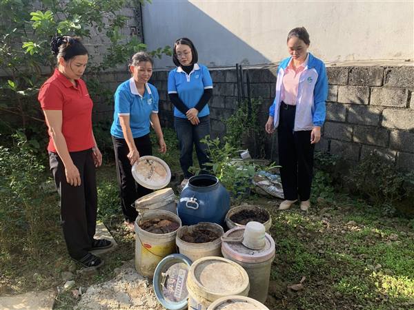 HỘI LIÊN HIỆP PHỤ NỮ XÃ AN HƯNG GIÁM SÁT CÔNG TÁC PHÂN LOẠI VÀ XỬ LÝ RÁC THẢI HỮU CƠ TẠI HỘ GIA ĐÌNH THÔN TIÊN CẦM 2