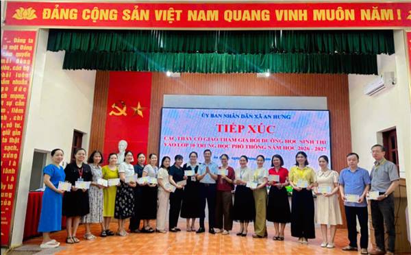 ẤM ÁP BUỔI TIẾP XÚC GIÁO VIÊN BỒI DƯỠNG HỌC SINH THI VÀO LỚP 10 - TẤT CẢ VÌ TƯƠNG LAI HỌC SINH THÂN YÊU