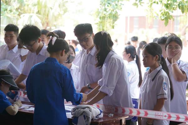 Cập nhật tình hình ngày thi đầu tiên - môn Tiếng Anh tại điểm thi THPT Trần Hưng Đạo (31/5/2026) 