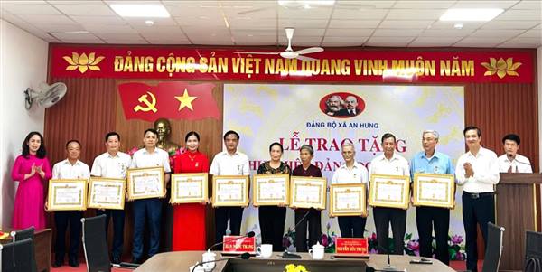 BAN THƯỜNG VỤ ĐẢNG UỶ XÃ AN HƯNG TRAO TẶNG HUY HIỆU ĐẢNG CHO 14 ĐẢNG VIÊN LÃO THÀNH