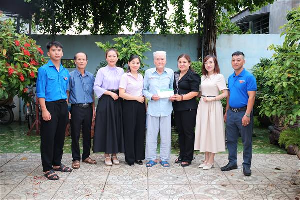CÔNG ĐOÀN BỘ PHẬN PHÒNG GIAO DỊCH NHCSXH AN LÃO THĂM, TẶNG QUÀ GIA ĐÌNH CHÍNH SÁCH NHÂN KỶ NIỆM 79 NĂM NGÀY THƯƠNG BINH - LIỆT SĨ