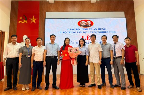 CHI BỘ TRUNG TÂM DỊCH VỤ SỰ NGHIỆP CÔNG XÃ AN HƯNG KẾT NẠP ĐẢNG VIÊN MỚI, GÓP PHẦN XÂY DỰNG TỔ CHỨC ĐẢNG VỮNG MẠNH